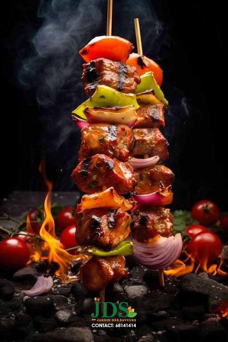 Brochette de viande grillée avec poivrons, oignon rouge et tomates