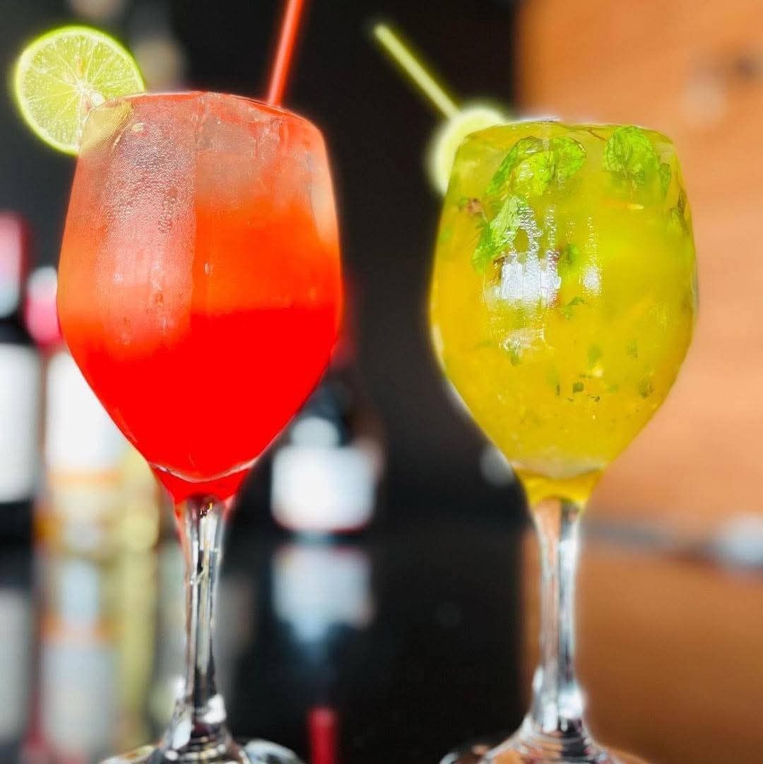 Deux jus maison servis en verre à pied