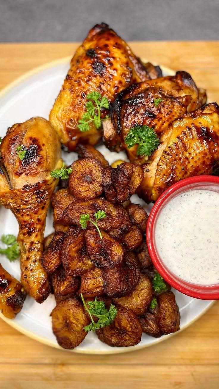 Poulet grillé accompagné de bananes plantain frites et sauce blanche